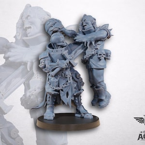 Könnte beinhalten: Eine graue Miniaturskulptur, die zwei Figuren im Kampf zeigt. Eine Figur trägt eine Rüstung und hält ein Schwert, während die andere den Kopf der ersten Figur packt. Die Skulptur steht auf einem runden, braunen Sockel. Das Out of Action-Logo befindet sich unten rechts.