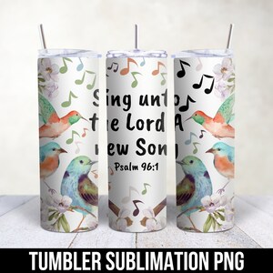 Op de afbeelding: Een witte tumbler met een bloemenpatroon en vogels. De tekst op de tumbler luidt "Zing voor de Heer een nieuw lied" Psalm 96:1.