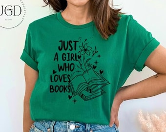 Op de afbeelding: Smaragdgroen T-shirt met opgerolde mouwen, met de zwarte tekst "JUST A GIRL WHO LOVES BOOKS". De afbeelding bevat een open boek met bloemen en hartjes. Gedragen met een spijkerbroek short.