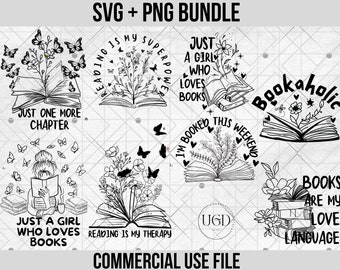 Op de afbeelding: Een zwart-wit SVG- en PNG-bundel met ontwerpen met boeken als thema. De ontwerpen omvatten open boeken met vlinders, bloemen en tekst zoals "Just One More Chapter", "Reading is My Superpower" en "Bookaholic".