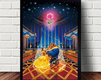 Peut inclure: Une illustration encadrée de Belle et la Bête dansant dans une grande salle de bal. La scène se déroule sous un ciel étoilé avec une rose rose incandescente en haut.