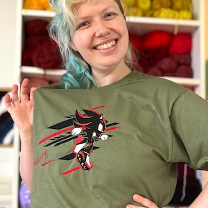T-shirt unisex Sonic x Shadow - Non stirare mai la parte ricamata della maglietta, coprila con carta da forno o un panno