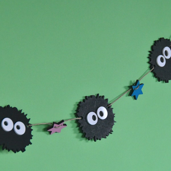 Précommande inspirée du Studio Ghibli - Décoration esprits de suie - réalisée en bois et acrylique - avec ficelle couleur crème