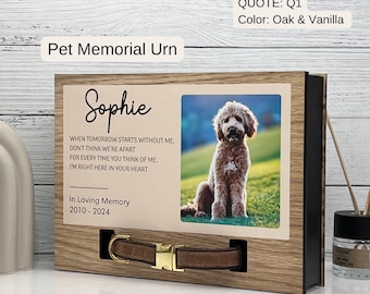Könnte beinhalten: Eine hölzerne Tier-Gedenkurnen mit einem Foto eines Hundes und dem eingravierten Namen "Sophie". Die Urne hat ein braunes Lederhalsband mit einer goldenen Schnalle und den Text "Wenn der Morgen ohne mich beginnt, denk nicht, dass wir getrennt sind. Jedes Mal, wenn du an mich denkst, bin ich hier, in deinem Herzen. In liebevoller Erinnerung 2010-2024".
