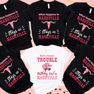 Pu&ograve; includere: Diverse magliette nere e bianche con la scritta "What Happens in Nashville Stays in Nashville". Una maglietta bianca mostra "Here Comes Trouble Birthday Girl in Nashville".