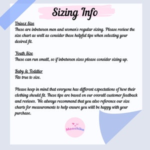 Pu&ograve; includere: Un foglio di carta bianco con il testo "Sizing Info" in un carattere corsivo. Il testo fornisce informazioni sulle taglie per Unisex, Youth e Baby & Toddler. Il logo Moochiko &egrave; in basso.