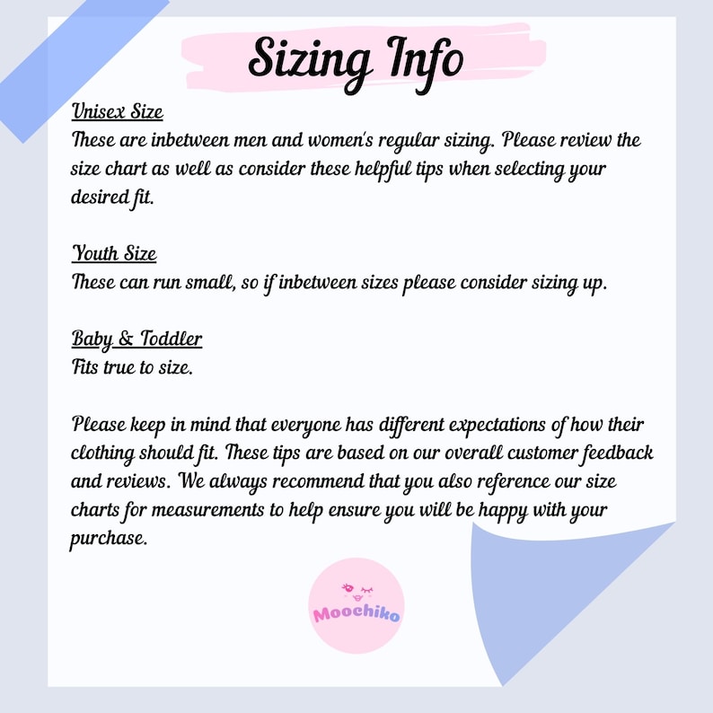 Pu&ograve; includere: Un foglio di carta bianco con il testo "Sizing Info" in un carattere corsivo. Il testo fornisce informazioni sulle taglie per Unisex, Youth e Baby & Toddler. Il logo Moochiko &egrave; in basso.