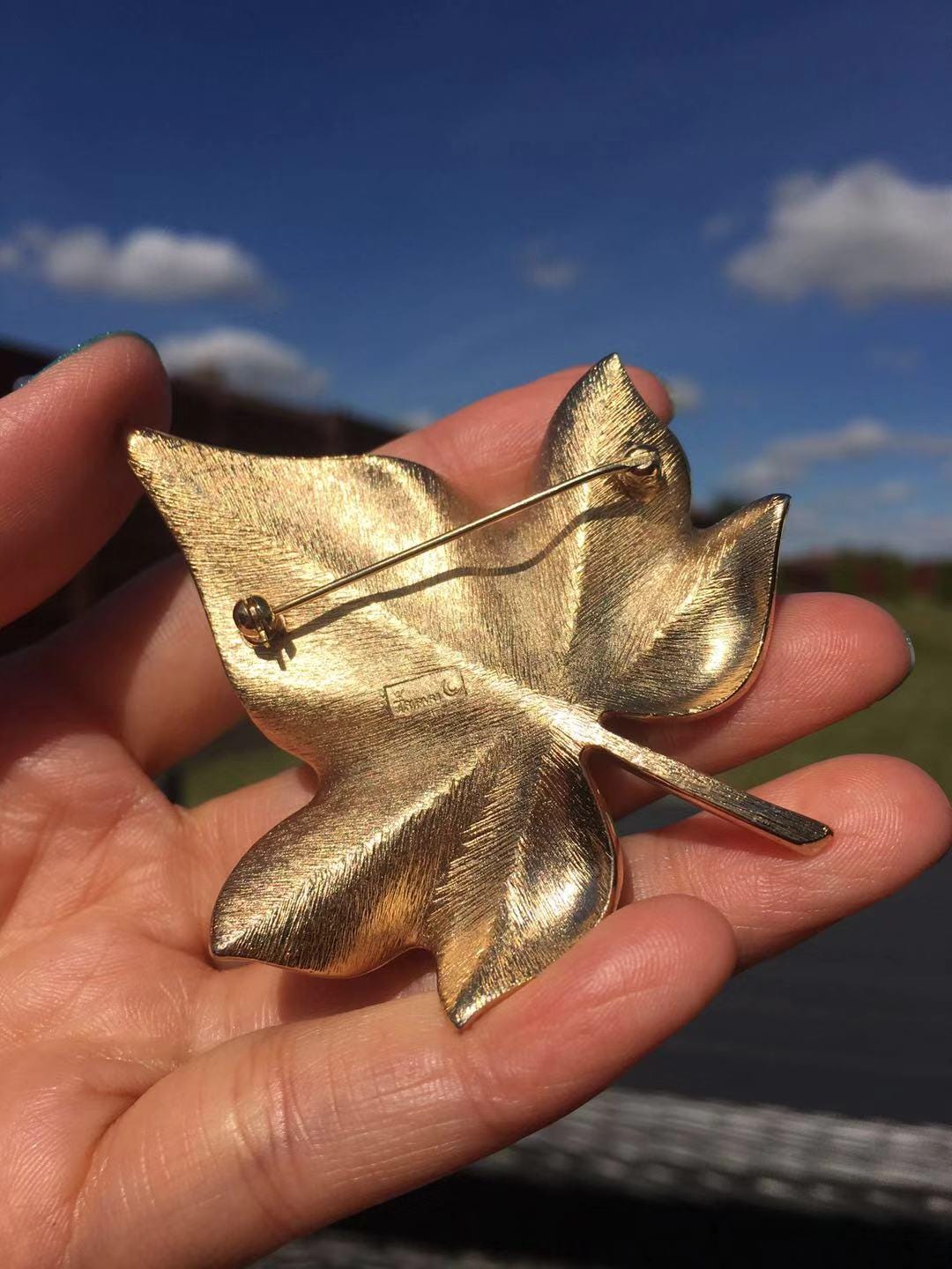 Grande Broche Pince Vintage En Forme De Feuille De Lierre - Métal Doré Embouti - Occasion