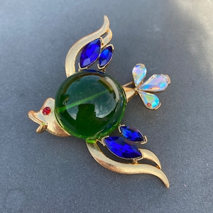 NOT Vintage. Vintage style goldfish Angel Fish Green Glass Jelly Belly Brooch Gold plated pin