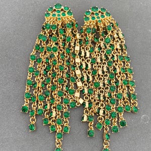 Pendientes colgantes con borlas y cristales verdes bañados en oro de Oscar De La Renta, ideal como regalo de cumpleaños o para una fiesta o evento para tu madre, hermana o hija.