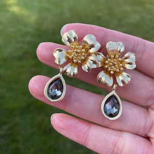 Pendientes colgantes de flores de cristal gris bañados en oro de Oscar De La Renta. Regalo de lujo para su madre, hija, hermana, aniversario de bodas, cumpleaños.