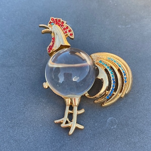 Not vintage. Vintage style gold plated transparent rooster chicken Glass Jelly Belly Brooch Pin