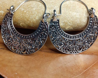 Ethno Boho Ohrringe, halbrunde Ohrringe, gravierte Blumen Metallschnalle, Thai Silberfarbe,,