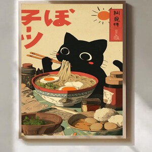 Könnte beinhalten: Ein rechteckiger Wandkunstdruck, der eine schwarze Katze zeigt, die mit Stäbchen Nudeln aus einer gemusterten Schüssel isst. Die Illustration enthält weichgekochte Eier, Beilagen, ein Sonnensymbol und japanischen Text in roter Farbe.