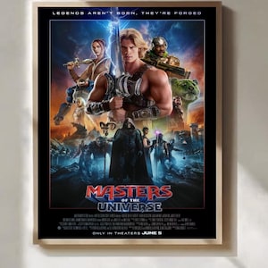 Könnte beinhalten: Ein rechteckiges Filmplakat für Masters of the Universe mit einer zentralen Figur, die ein leuchtendes Schwert hält. Der Text lautet: LEGENDS AREN'T BORN, THEY'RE FORGED, MASTERS OF THE UNIVERSE und ONLY IN THEATERS JUNE 5. Mehrere Charaktere umgeben den Helden.