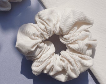 Fine corduroy scrunchie in ecru/white/beige | Handmade | Hair tie