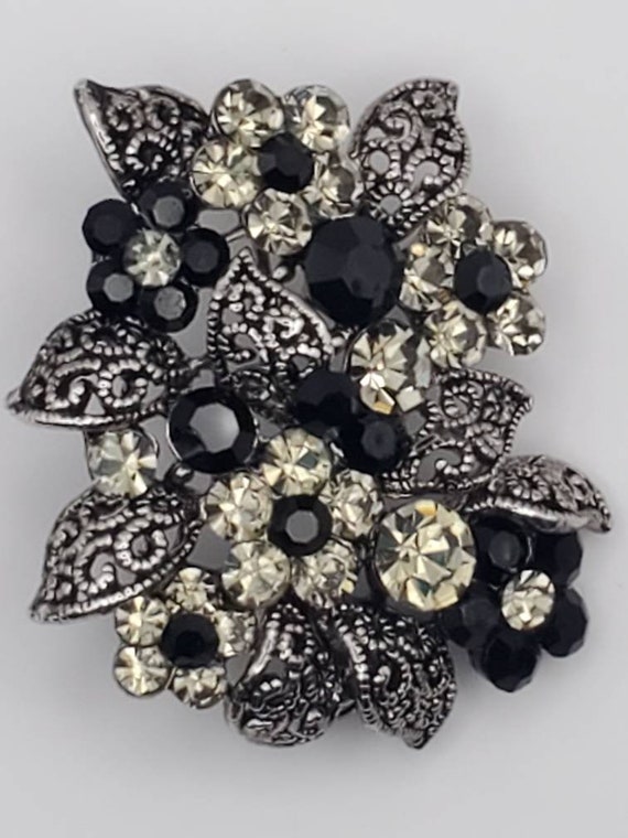 Vintage Black and Silver Flower Filigree Brooch Es