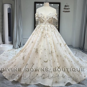 天体ウェディングドレス、ビーズクリスタルパールアイボリーシャンパン3Dフラワーレースコルセットボールガウングリッターゴールドスタームーンユニコーンチュールロングトレイン