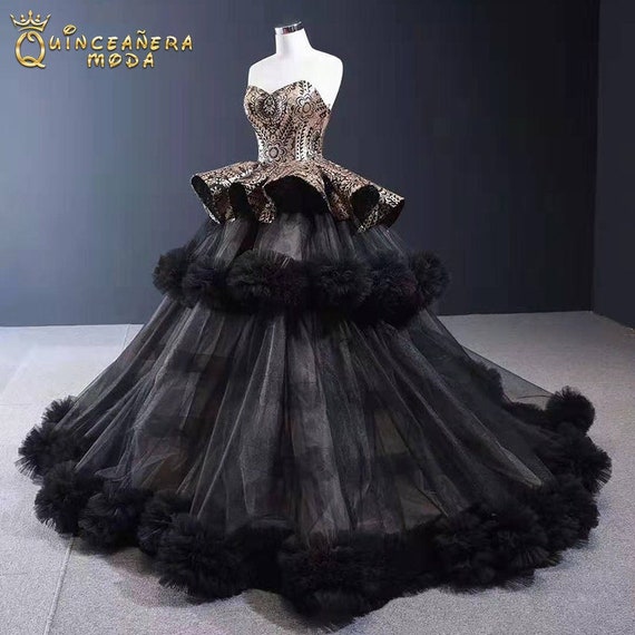 Elegant Black Dress Crafted with Gold Perls and Mirrors – Qëndresa