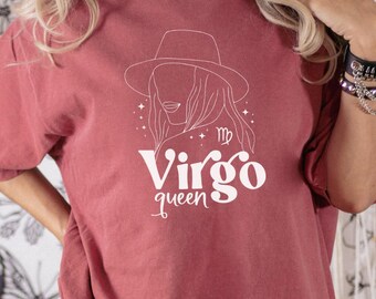 Może przedstawiać: Oversizowa czerwona koszulka z białym nadrukiem graficznym przedstawiającym kobietę w kapeluszu i tekstem "Virgo queen".