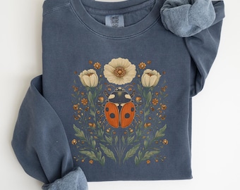 Marienkäfer Volkskunst Shirt, Marienkäfer Liebhaber Shirt, Natur Cottage Kern T-Shirt, Botanisches Blumen T-Shirt, Marienkäfer Liebhaber Geschenk, C437