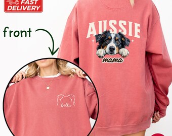 Puede incluir: Sudadera de color rojo carmesí con un contorno blanco de la cabeza de un perro y el nombre "Bella" en la parte delantera. La parte posterior de la sudadera presenta una imagen a todo color de un perro de montaña de Berna con el texto "Aussie mama" sobre el perro.
