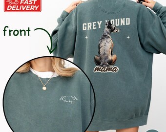 Könnte beinhalten: Ein blaugrüner Pullover mit dem Text "Greyhound Mama" auf der Rückseite. Die Rückseite zeigt außerdem eine Grafik eines Windhundes. Die Vorderseite des Pullovers trägt den Text "Rocky" in einer kursivschrift.