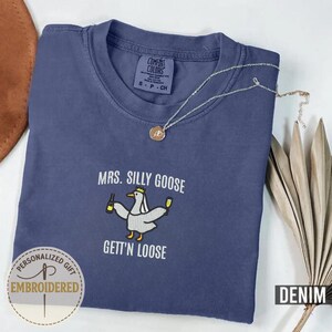 Besticktes Mrs. Silly Goose Shirt, Komfortfarben Gans Liebhaber T-Shirts, Ehepaar Passendes Shirt, Hochzeitsgeschenk, Luxus Bachelorette, EM023