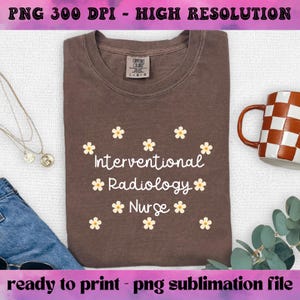 Puede incluir: Una camiseta marrón con el texto "Interventional Radiology Nurse" en letras blancas rodeada de pequeñas flores blancas de margarita.
