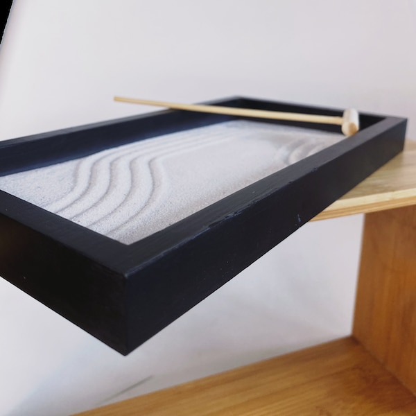 Zen Garden Kit - the B&W - Gratis gepersonaliseerde boodschap gestempeld op dienblad! Geweldig cadeau-idee - 2 maten beschikbaar | Bureau-accessoire | Boho-natuur