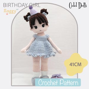 Könnte beinhalten: Handgefertigte Häkelpuppe, 41 cm groß, in einem hellblauen Kleid, mit braunen Haaren, die zu Zöpfen geflochten sind. Die Puppe hat eine Partyhut und ist mit "Birthday Girl" beschriftet. Das Bild enthält auch den Text "Crochet Pattern".