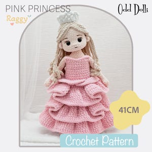 Puede incluir: Muñeca de ganchillo hecha a mano con forma de princesa, vestida con un vestido rosa con volantes en capas. La muñeca tiene pelo largo y rubio y una corona. El texto "PINK PRINCESS Raggy" y "Crochet Pattern" son visibles. La muñeca mide 41 cm de alto.