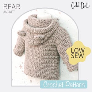Op de afbeelding: Een haakpatroon voor een beige gebreide berenjas met capuchon. Het patroon heet "Bear Jacket" en is een "Low Sew" patroon. Het patroon is van "Odd Dolli".
