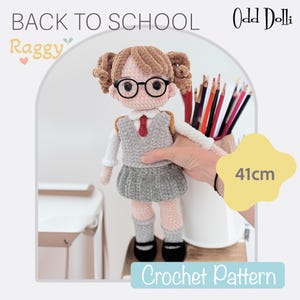 Op de afbeelding: Een 41 cm hoge gehaakte pop in schooluniform, met een grijze rok en vest, een bril en bruin haar. De afbeelding bevat de tekst "Back to School" en "Crochet Pattern".