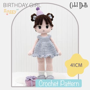Op de afbeelding: Een gehaakte pop met donkerbruin haar in twee knotjes, gekleed in een lichtblauwe jurk, witte sokken en grijze schoenen. De pop draagt een klein paars en lichtroze feesthoedje. Tekst: BIRTHDAY GIRL, Odd Dolli, 41CM, Crochet Pattern.