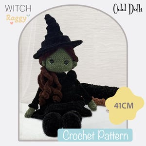 Puede incluir: Muñeca de bruja de ganchillo hecha a mano con sombrero y vestido negros, cara verde y pelo castaño. La muñeca mide aproximadamente 41 cm de alto y está etiquetada como "Crochet Pattern". Hecho por "Odd Dolli".
