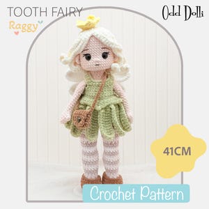 Op de afbeelding: Een gehaakte pop met wit haar, een gele kroon, een groene jurk en een bruine schoudertas. De pop heeft gestreepte benen en bruine schoenen. De tekst op de afbeelding luidt TOOTH FAIRY Raggy, Odd Dolli, 41CM en Crochet Pattern.