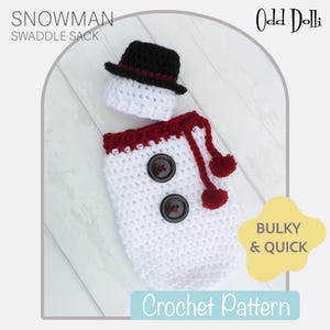 Op de afbeelding: Een witte gehaakte sneeuwman wikkelzak met een zwarte hoed en rode rand. De zak heeft twee donkerbruine knopen en rode banden. De hoed heeft een rode band. De tekst "Snowman Swaddle Sack" en "Crochet Pattern" zijn zichtbaar.