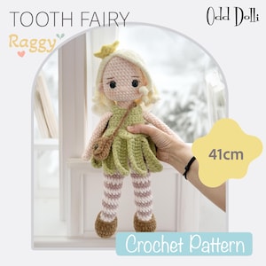 Puede incluir: Una muñeca de crochet de Hada de los Dientes hecha a mano, de aproximadamente 41 cm de altura. La muñeca tiene una cara rosa claro, cabello rubio rizado y viste un vestido verde con un pequeño bolso marrón. Las piernas de la muñeca son a rayas y tiene zapatos marrones. Las palabras "Tooth Fairy" y "Crochet Pattern" son visibles.