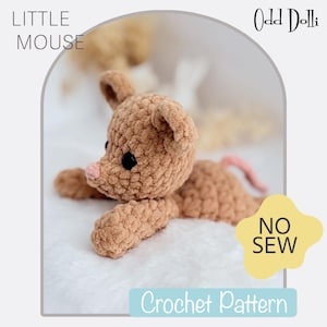 Könnte beinhalten: Eine gehäkelte Maus in Brauntönen mit schwarzen Augen und einer rosa Nase und Schwanz. Der Text "LITTLE MOUSE" und "Crochet Pattern" sind zu sehen. Die Worte "NO SEW" sind ebenfalls sichtbar.