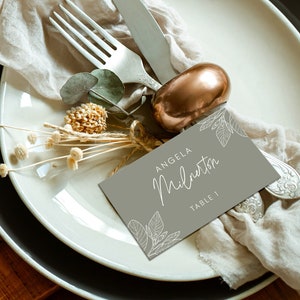 Sage Green Name Place Cards Modelos de casamento Cartão de lugar para impressão, Cartão de assento dobrado moderno, Cartões de lugar editáveis Templett DIY # SG1