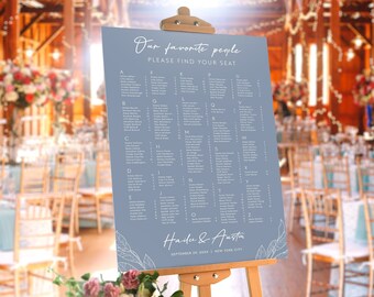 Pode incluir: Um diagrama de assentos de casamento azul com texto branco. O diagrama tem o título "Nossas pessoas favoritas, por favor, encontre seu lugar." O diagrama lista os nomes dos convidados em ordem alfabética por sobrenome. A parte inferior do diagrama diz "Hadley & Austin, 15 de setembro de 2024 | Nova York."