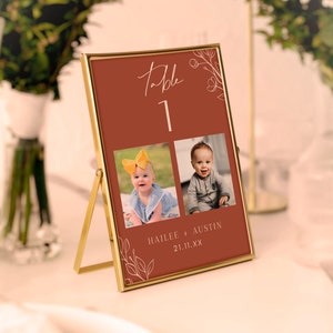 Modèle de signe de numéros de table de photo de bébé pour le couple de mariage en terre cuite cartes de numéro de table de photo de bébé numéros de table imprimables mariage de rouille #AU1