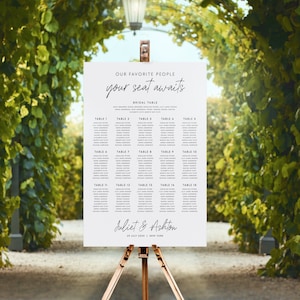 Puede incluir: Un plano de asientos de boda blanco con el texto "Our Favorite People Your Seat Awaits" en la parte superior. El plano enumera las mesas del 1 al 16 con los nombres de los invitados debajo de cada número de mesa. La parte inferior del plano dice "Juliet & Ashton 29 July 20XX | New York"