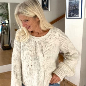Modello di maglia: Maglione "SADORÉ" | Maglione a trecce in bianco sporco | con video | Tedesco
