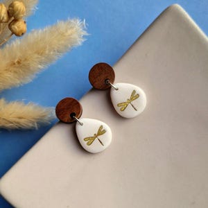 Boucles d&#39;oreilles bohème, boucles d&#39;oreilles libellule, bijoux beiges, bijoux de tous les jours, tenue de travail, boucles d&#39;oreilles pour le travail, cadeau pour amoureux de la nature, cadeaux pour elle, petite amie