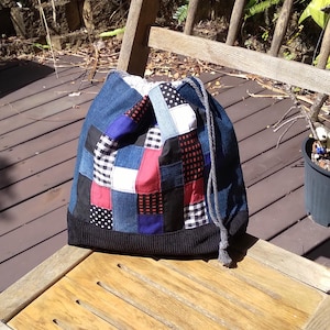 pequeña bolsa de patchwork con cordón