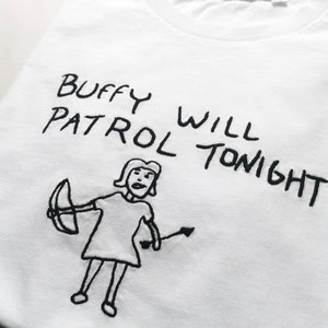 Buffy patrullará esta noche - Buffy la cazavampiros - camiseta bordada - sudadera orgánica con cuello redondo
