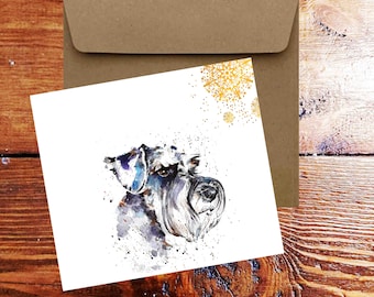 Puede incluir: Una pintura de acuarela de un perro schnauzer negro y gris sobre un fondo blanco. La cabeza del perro está girada hacia un lado y sus ojos están cerrados. Hay copos de nieve dorados en la esquina superior derecha de la imagen.