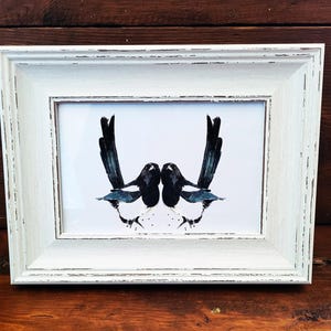 Lámina artística en miniatura "Dos Urracas" (17 x 12 cm) - Marco rústico blanco - Una historia de amor entre plumas. Lámina enmarcada "Dos Urracas", idea de regalo para urracas.